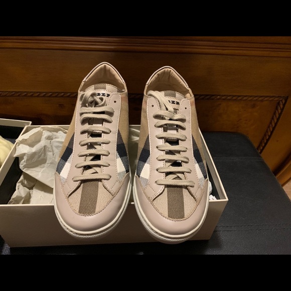Burberry Hartfield Sneakers - Picture 2 of 5